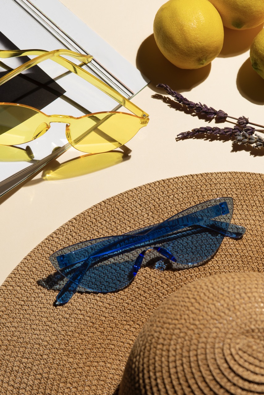 colored-transparent-sunglasses-still-life – nagy